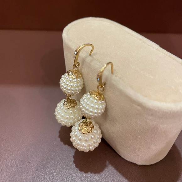 Costume pearl and gold tone drop earrings - Picture 2 of 5